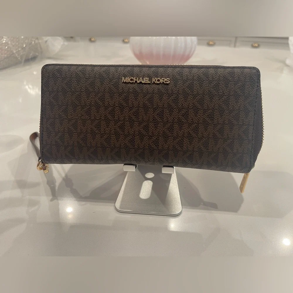 Michael Kors Tan Jet Set Travel Wallet - Picture 1 of 4